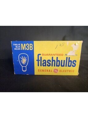 Vintage GE Power Mite Flashbulbs M3B Blue Bulbs 1 Box 12 Bulbs